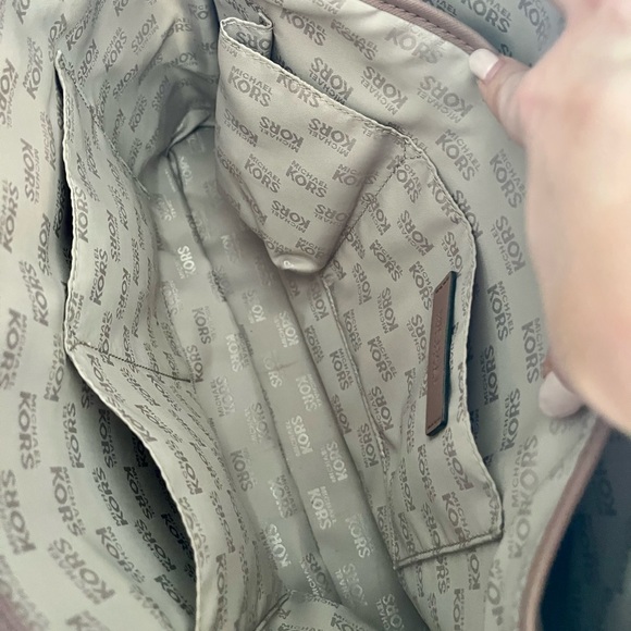 Michael Kors Jet Set Leather Tote in Powder Blush - Picture 8 of 12